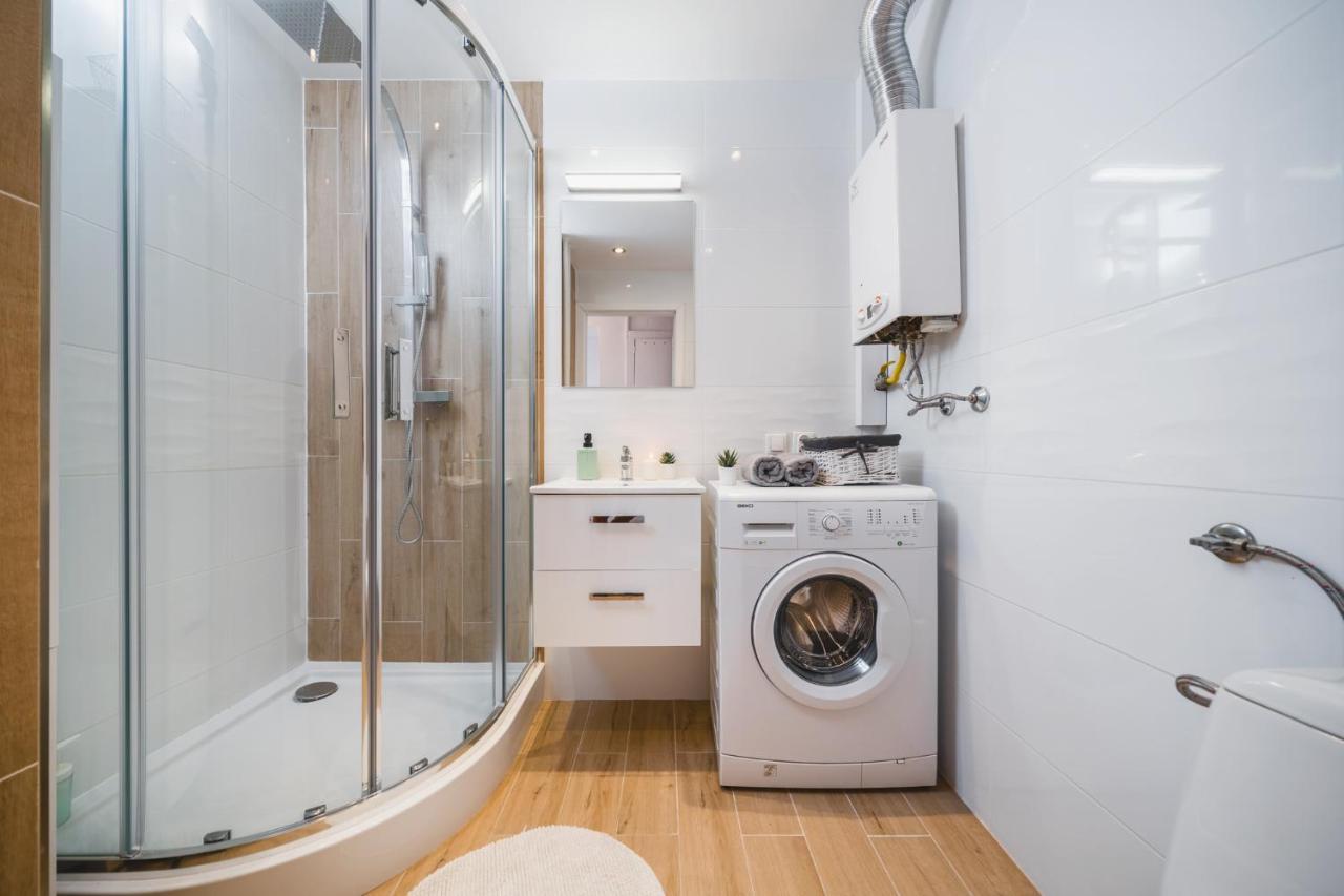 Sunshine Parkside Hideaway - 3 Bedroom - By Upstairs Cracovia Exterior foto